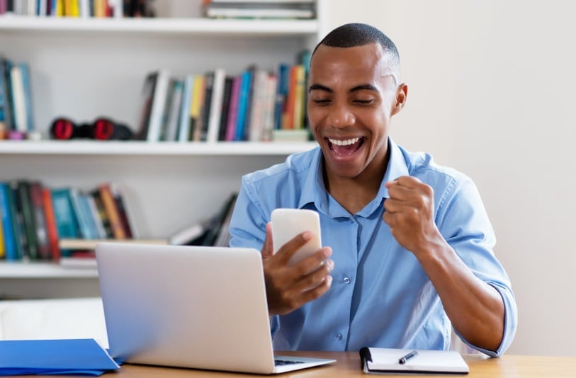Un homme a gagné devant son smartphone et PC