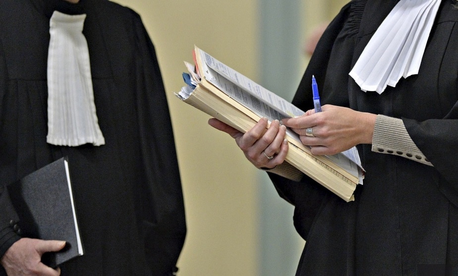qui assigne en justice
