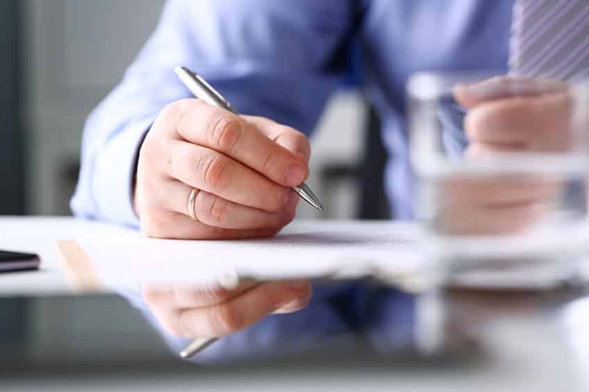 Un homme qui écrit une lettre