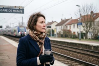 Femme en blazer bleu sur une plateforme de train à Meaux